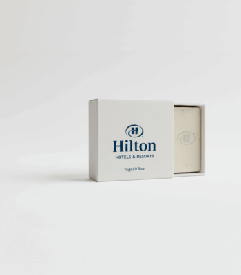 Hilton Hotels markasına ait, 15 gramlık, beyaz kutu içinde sunulan otel sabunu.
