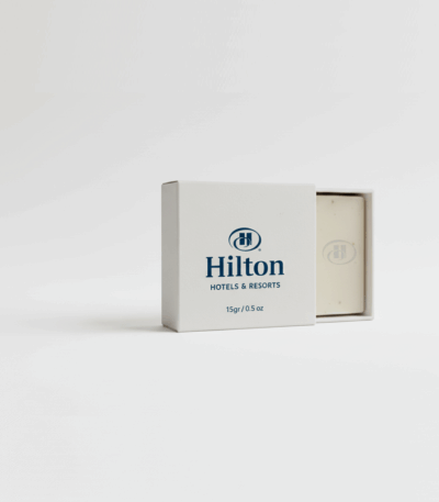 Hilton Hotels markasına ait, 15 gramlık, beyaz kutu içinde sunulan otel sabunu.
