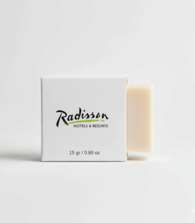 Radisson Hotels markasına ait, 15 gramlık, beyaz kutu içinde sunulan otel sabunu.